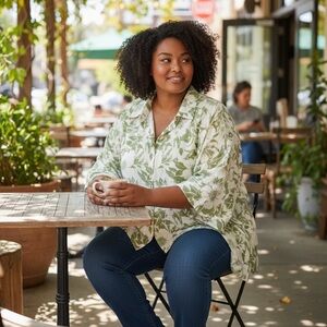 Umgee XL Green and White Floral Slightly Cropped Top